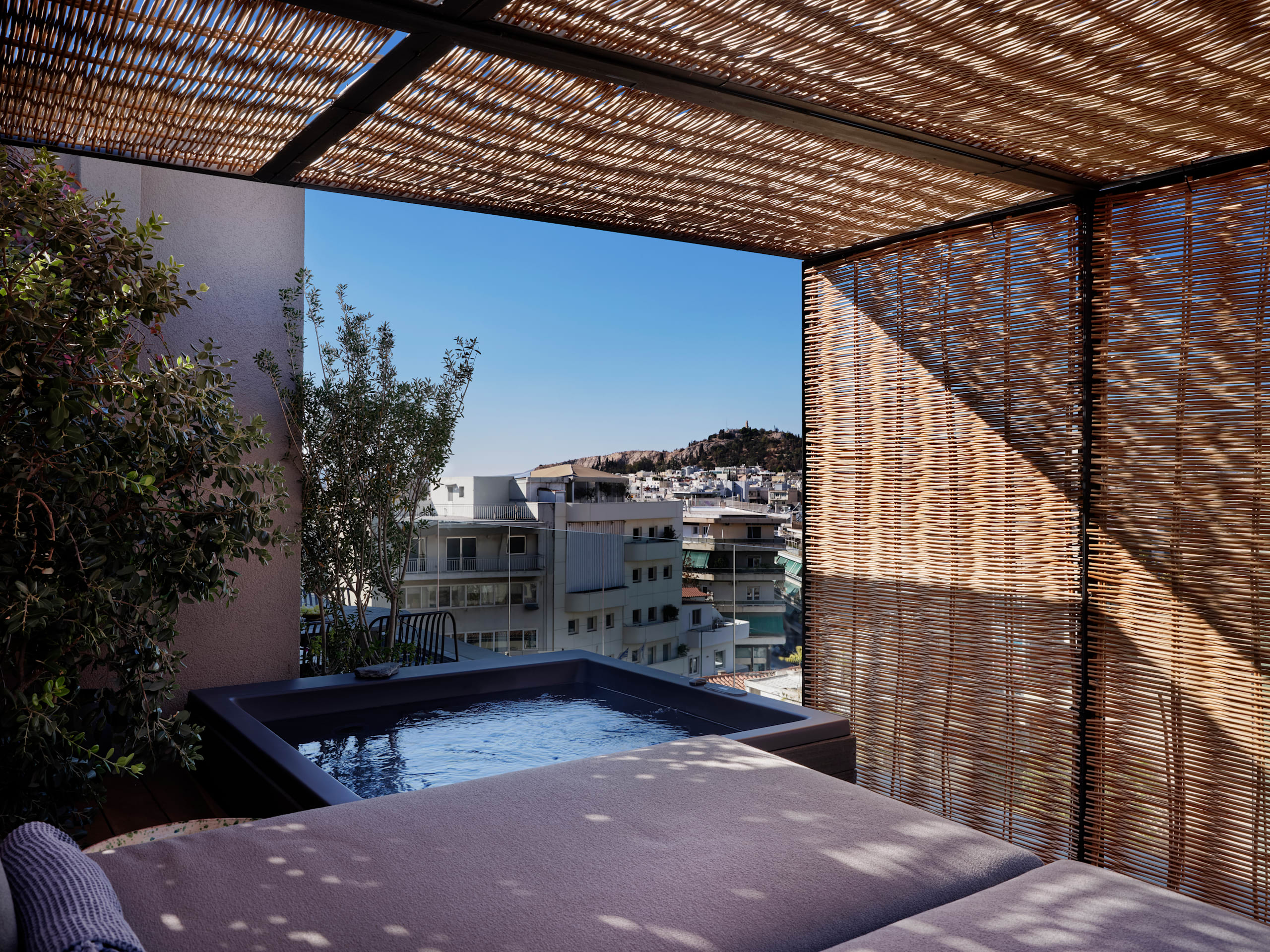 Monastik Living in Athina