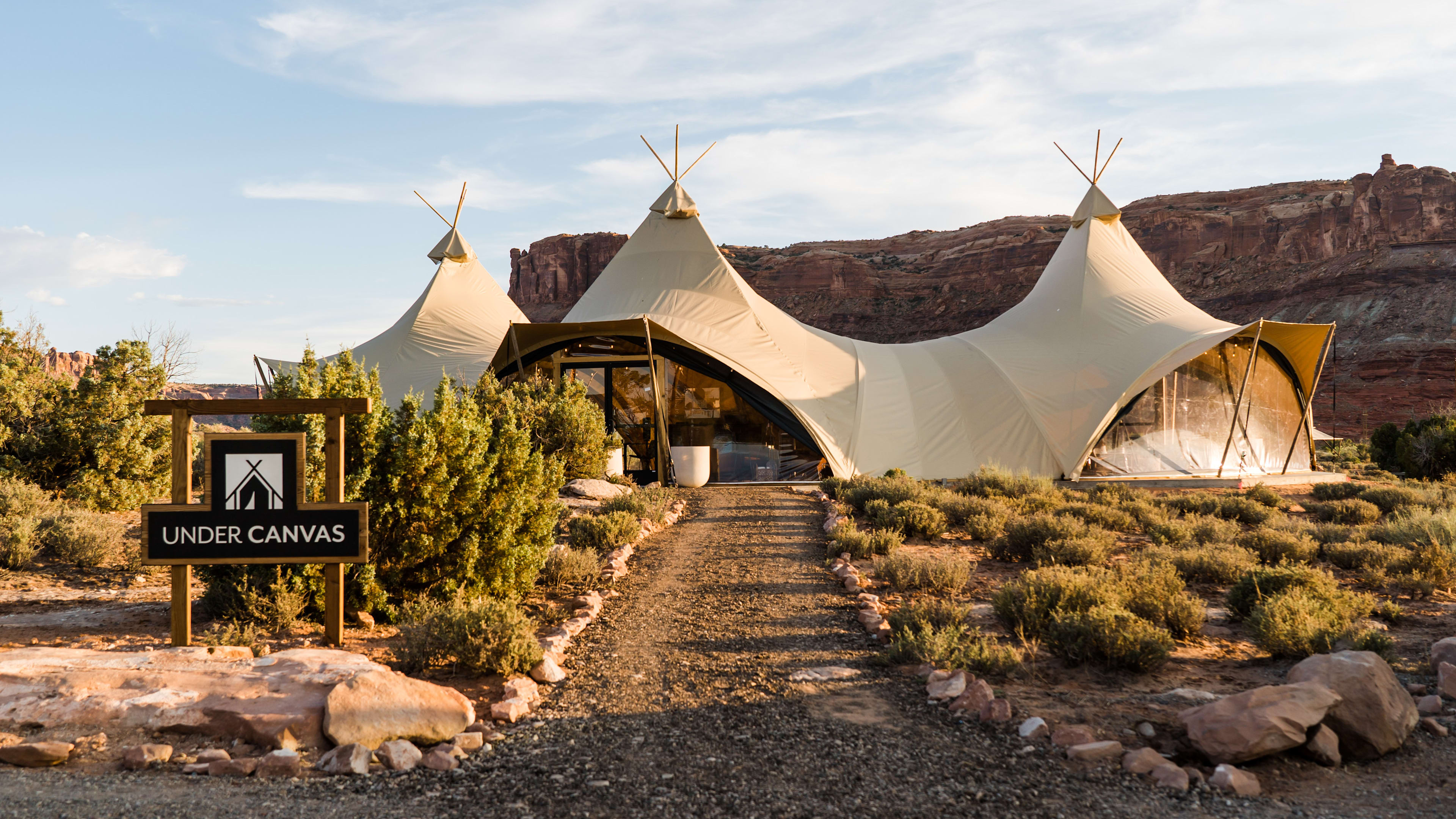 Main_Lobby_Tent_qyngl8