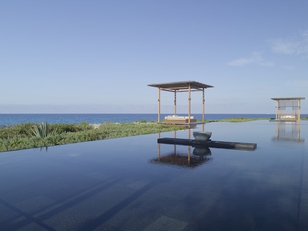 Infinity swimming pool overlooking the ocean