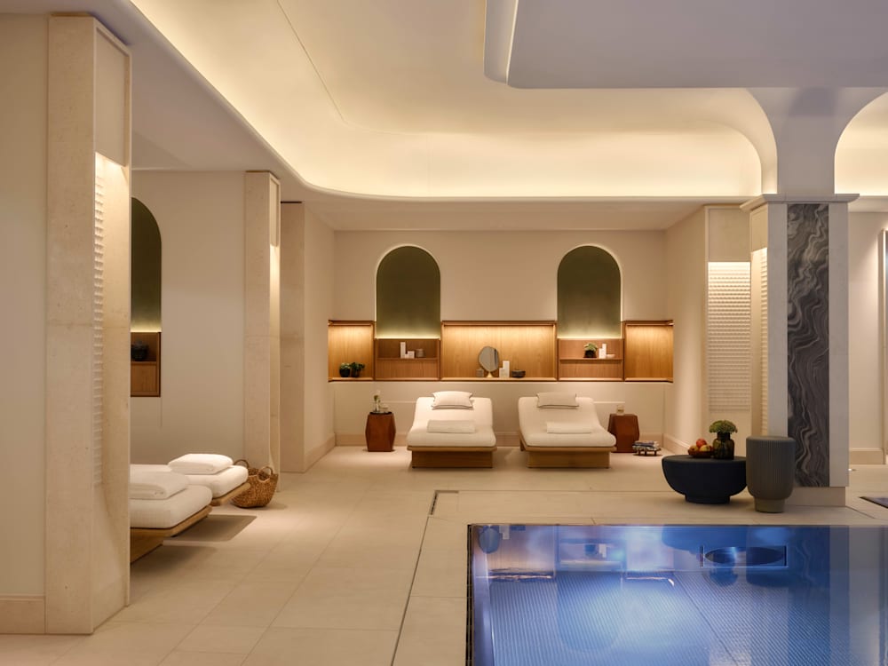 Plunge pool with four spa beds